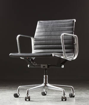 Charles Eames. Kontorstol fra serien Aluminium Group Konference, sort læder