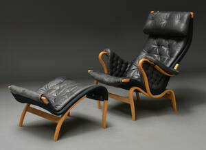 Bruno Mathsson. Pernilla lænestol med tilhørende skammel, sort læder 2