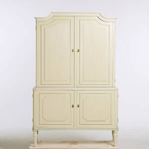 Skåp i gustaviansk stil 