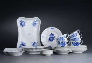 Royal Copenhagen service af porcelæn Blå Blomst bestående af  26 dele.