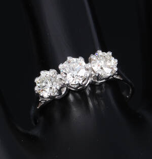 Brillantring af 18 kt. hvidguld, i alt ca. 1.23 ct. London 1980 Denne vare er sat til omsalg under nyt varenummer 5072970