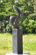 Abstrakt figur af sort granit