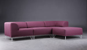 Nomad modulsofa betrukket med auberginefarvet filtuldstof fra italienske Velvetex, grålakerede ben