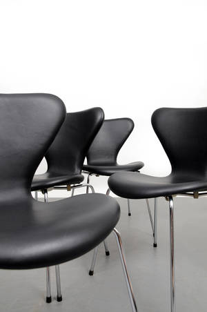Arne Jacobsen. Fyra stolar, modell 3107 Sjuan 4