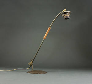 Scandinavisk design. Bordlampe med justerbar stamme