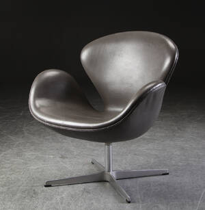 Arne Jacobsen. Lænestol, Svanen 3320, læder
