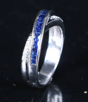 Brillant og safir ring udført i 14 kt guld, 0.10 ct