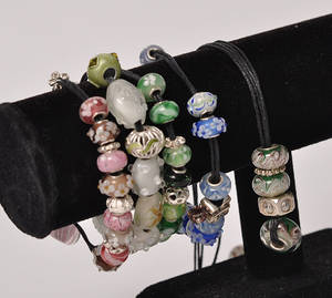 Charlotte Borgen, 4 armbånd samt halskæde