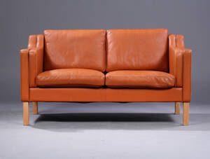 Dansk møbelproducent. To-pers. lædersofa
