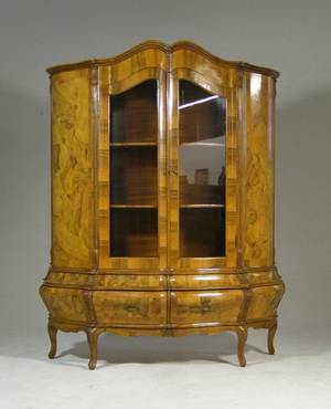 Aufsatzvitrine im Stil des Barock, Nußbaum furniert, 20. Jh.