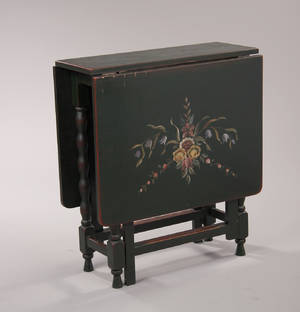 Gateleg af grønmalet træ, dekoreret med blomster. 1900-tallet.