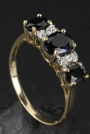 Ring med safirer og diamanter