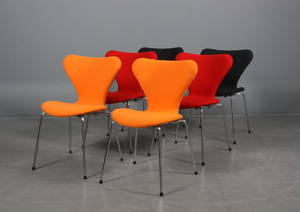 Arne Jacobsen. Sæt på seks stole syveren, model 3107, nybetrukket med flerfarvet uld 6