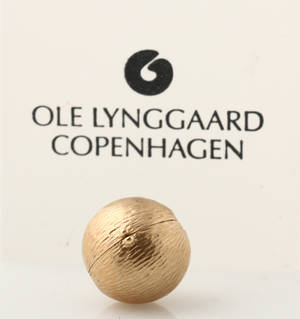 Ole Lynggaard. Kuglelås af 14 kt. guld med riflet overflade