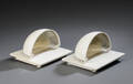 Alfred Homann for Louis Poulsen. Et par udendørs væglamper af aluminium, hvid 2