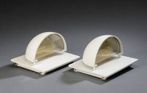 Alfred Homann for Louis Poulsen. Et par udendørs væglamper af aluminium, hvid 2