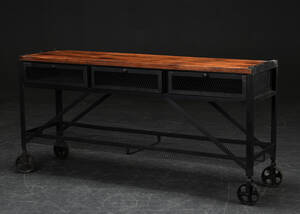 Skænk i metal. Rustikt look. Industrielt design