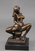 Erotisk bronzefigur, siddende kvinde