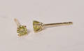 Et par brillantørestikkere med grønne brillanter ca. 0,26 ct