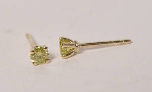 Et par brillantørestikkere med grønne brillanter ca. 0,26 ct