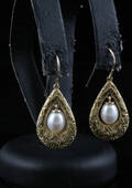 Fresh water pearl earrings in 9kt This lot has been put up for resale under the new lot no. 4524894
