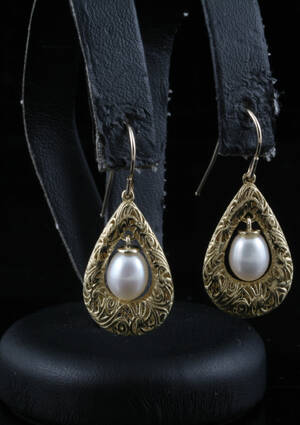 Fresh water pearl earrings in 9kt This lot has been put up for resale under the new lot no. rnrn4524894