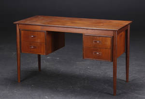 Dansk Møbelproducent. Skrivebord af teaktræ