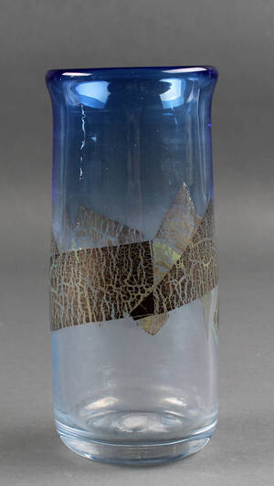 Finn Lynggaard. Vase af klart og blåt glas dekoreret med guld