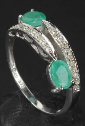 Ring med smaragder og diamanter