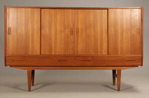 Dansk møbelproducent. Høj skænk af teaktræ