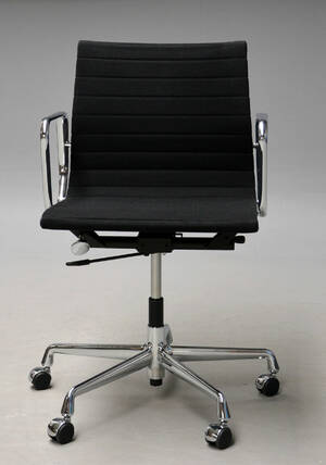 Charles Eames. Kontorstol, EA-117 i sort hopsak 