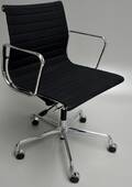 Charles Eames. Kontorstol, EA-117 i sort hopsak 