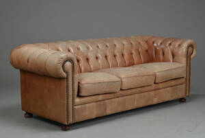 3-personers sofa i Chesterfield stil.