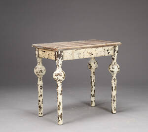 Bord af delvis hvidlakeret træ, sarg med skuffe, på drejede ben. 1900-tallet. 