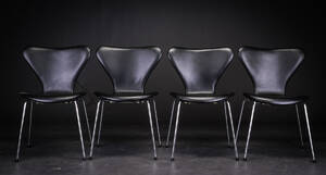 Arne Jacobsen. Et sæt på fire Syver stole, sort læder fra Sørensen Læder, model 3107 4 Denne vare er sat til omsalg under nyt varenummer 4097123
