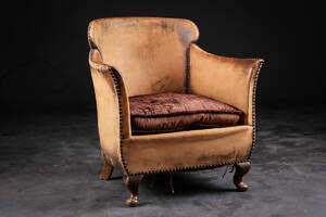 Dansk møbelsnedker. Lænestol betrukket med læder