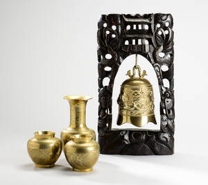 Tre kinesiske vaser samt klokke, 1900-tallet. 4