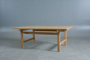 Hans J Wegner. Soffbord i ek  Denna vara har satts till omförsäljning under nytt varunummer4675850