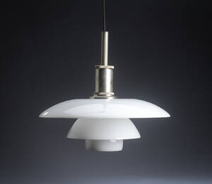 Poul Henningsen. PH 4½-4 pendel med skærme af opal glas,
