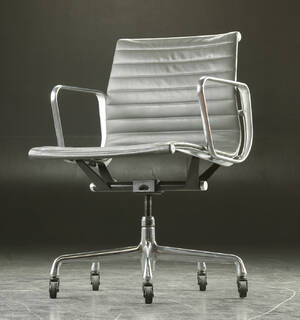 Charles Eames. Kontorstol fra serien Aluminium Group Konference, model EA 335 