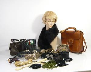 Konvolut Gürtel, Taschen, Accesoires und ein Pelzschal 21