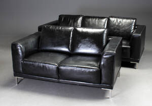 To og tre pers. sofaer betrukket med sort læder 2