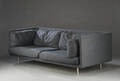  Lievore Asociados. Sofa med ben af metal, overpolstret og monteret med koksgrå stof.