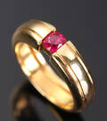 Ring af 18 kt guld prydet med en rund facetsleben rubin. 