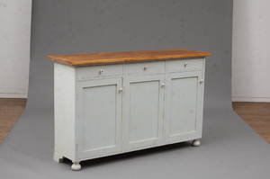 Fritstående butiksdisk af hvidmalet træ