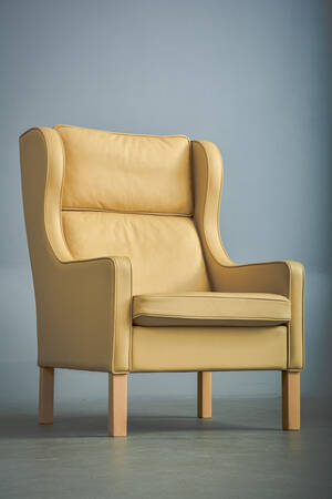 Øreklapstol med lyst læder