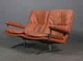 To-personers sofa i lufthavns stil.