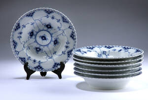 Royal Copenhagen. Musselmalet Helblonde syv dybe dessertallerkener af porcelæn, nr. 11079. 7