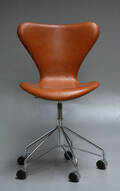 Arne Jacobsen. Kontorstol, model 3117, Vacona anilin læder 