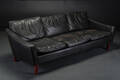 Dansk møbelproducent. Tre-pers. sofa, sort læder